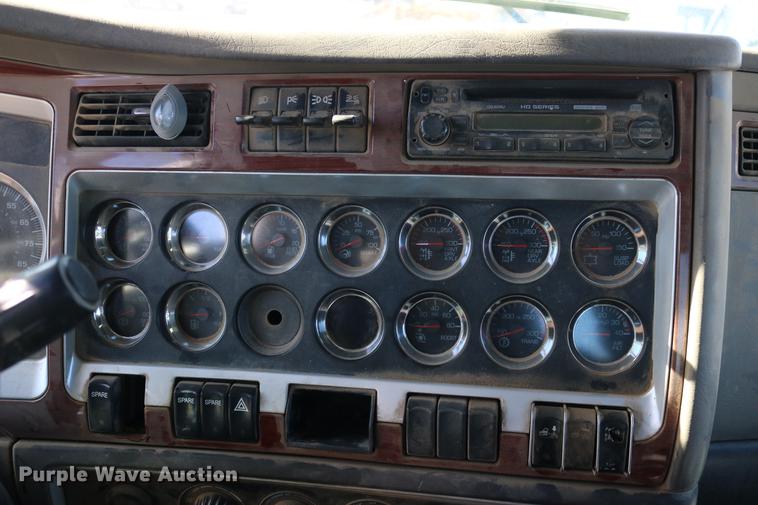image for item DC3593 2007 Kenworth T600 semi truck