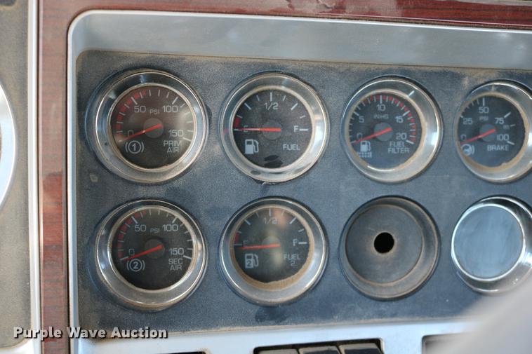 image for item DC3593 2007 Kenworth T600 semi truck