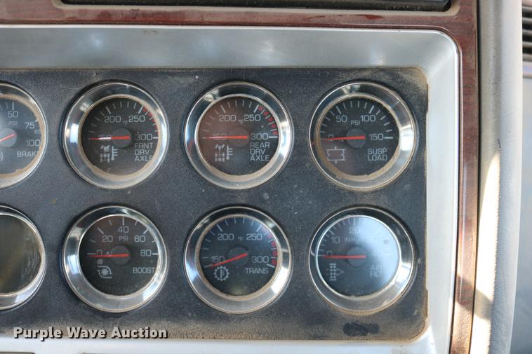 image for item DC3593 2007 Kenworth T600 semi truck