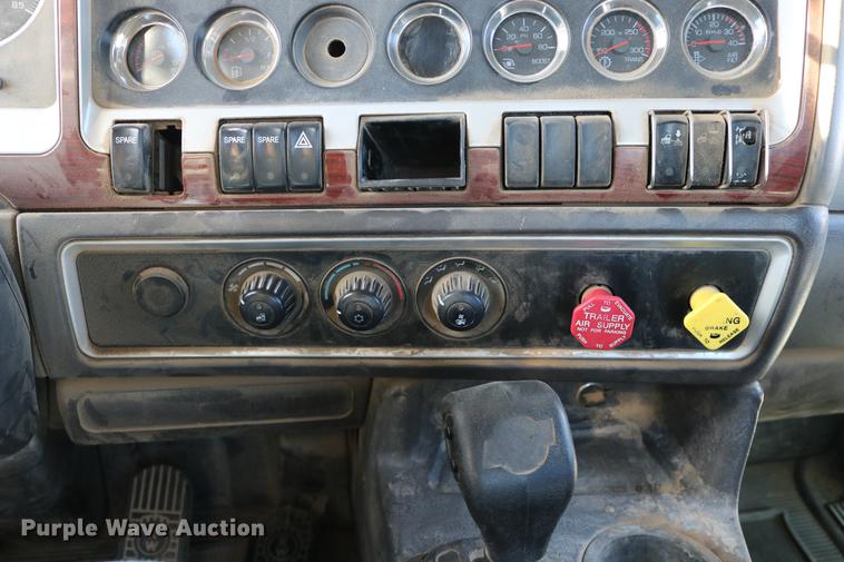 image for item DC3593 2007 Kenworth T600 semi truck