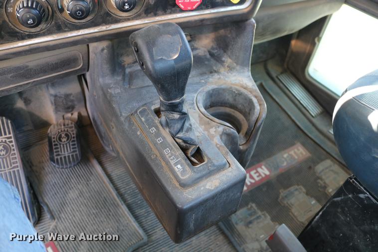 image for item DC3593 2007 Kenworth T600 semi truck