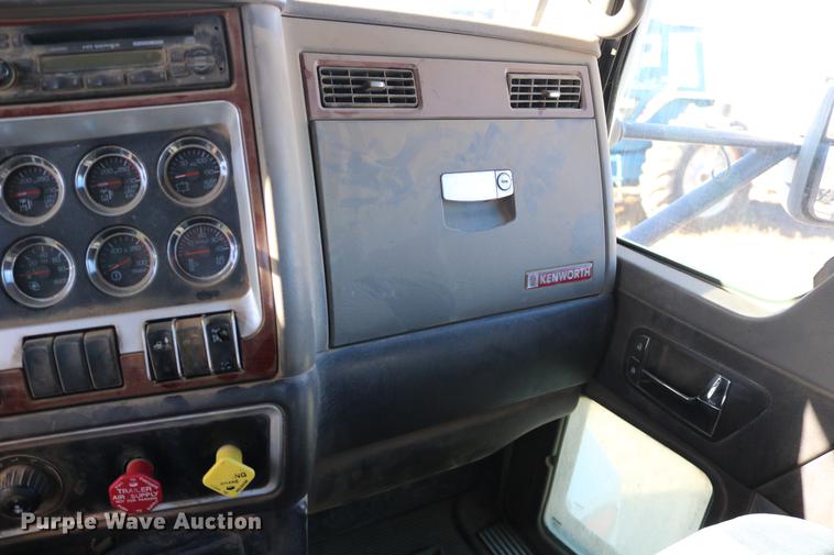 image for item DC3593 2007 Kenworth T600 semi truck