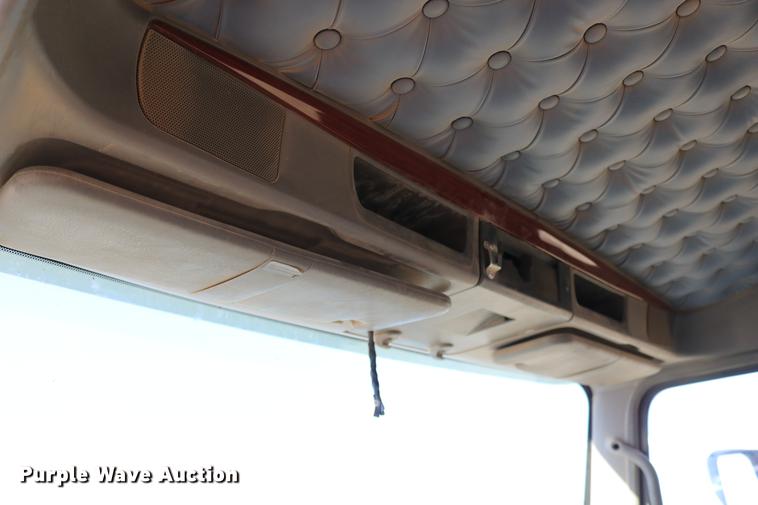 image for item DC3593 2007 Kenworth T600 semi truck