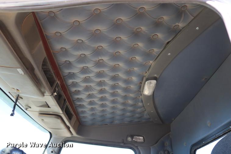 image for item DC3593 2007 Kenworth T600 semi truck