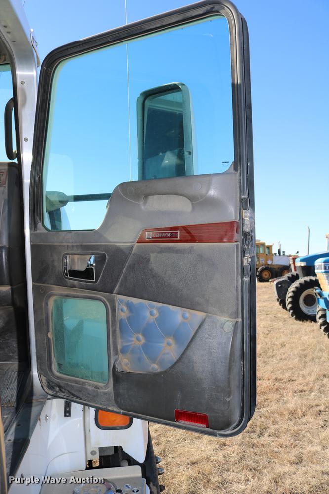 image for item DC3593 2007 Kenworth T600 semi truck