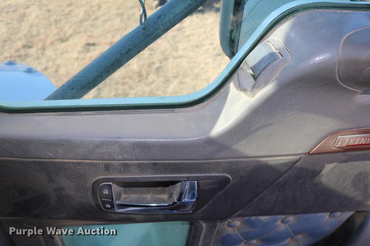 image for item DC3593 2007 Kenworth T600 semi truck