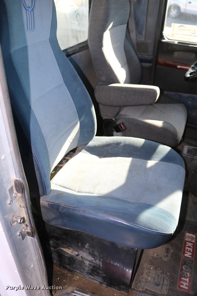 image for item DC3593 2007 Kenworth T600 semi truck