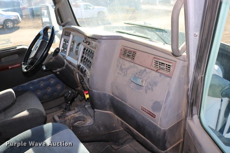 image for item DC3593 2007 Kenworth T600 semi truck