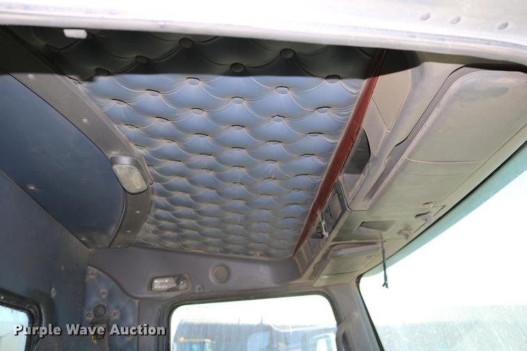 image for item DC3593 2007 Kenworth T600 semi truck