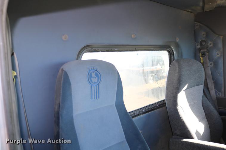 image for item DC3593 2007 Kenworth T600 semi truck