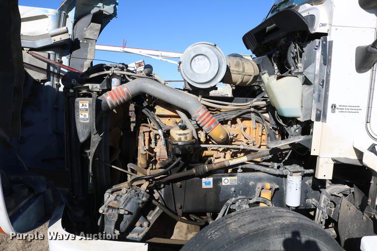 image for item DC3593 2007 Kenworth T600 semi truck