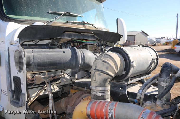 image for item DC3593 2007 Kenworth T600 semi truck