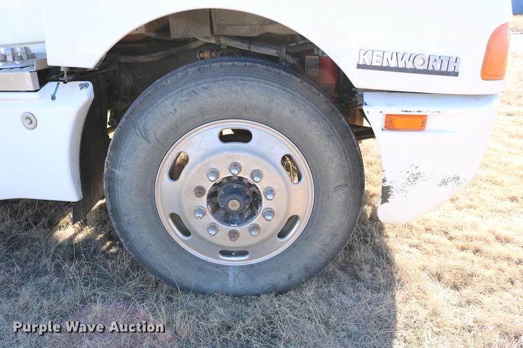 image for item DC3593 2007 Kenworth T600 semi truck