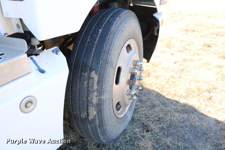 image for item DC3593 2007 Kenworth T600 semi truck