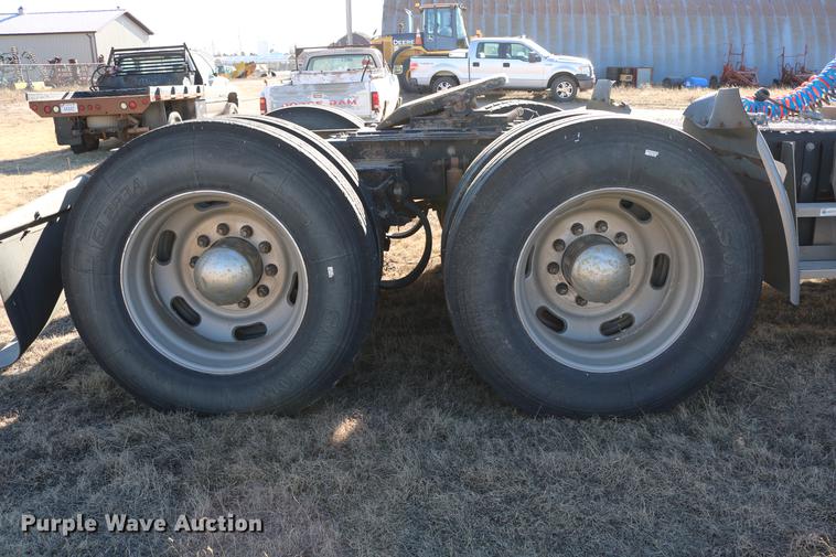 image for item DC3593 2007 Kenworth T600 semi truck