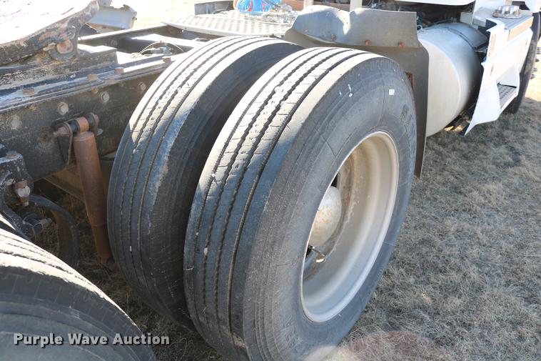 image for item DC3593 2007 Kenworth T600 semi truck