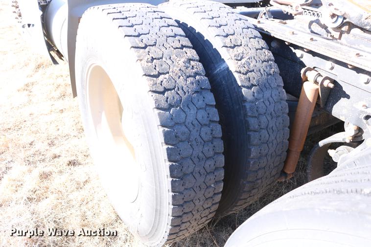 image for item DC3593 2007 Kenworth T600 semi truck