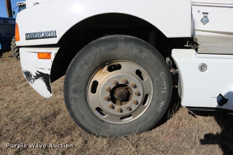 image for item DC3593 2007 Kenworth T600 semi truck