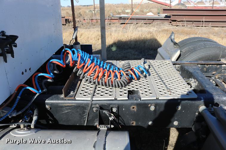 image for item DC3593 2007 Kenworth T600 semi truck