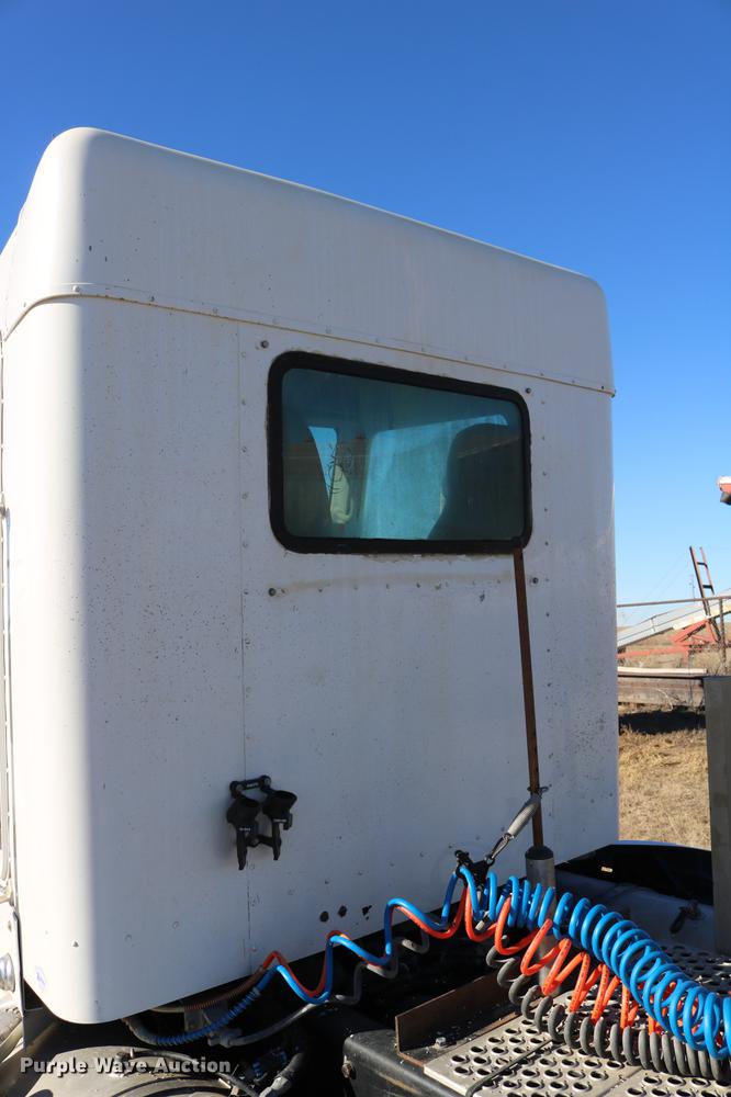 image for item DC3593 2007 Kenworth T600 semi truck