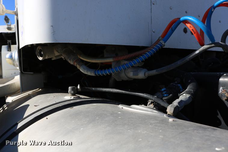 image for item DC3593 2007 Kenworth T600 semi truck