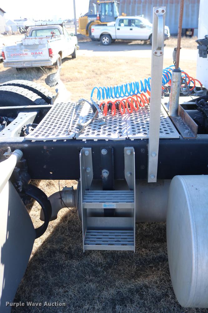 image for item DC3593 2007 Kenworth T600 semi truck