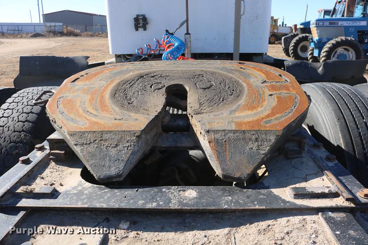 image for item DC3593 2007 Kenworth T600 semi truck