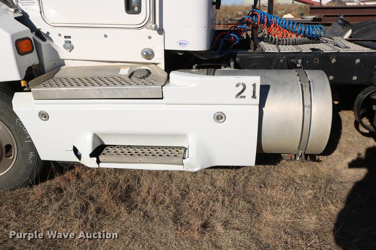 image for item DC3593 2007 Kenworth T600 semi truck