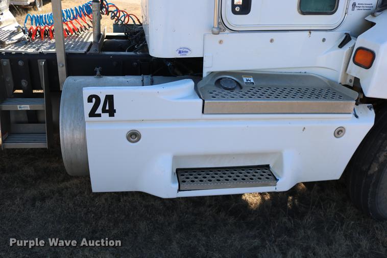 image for item DC3593 2007 Kenworth T600 semi truck