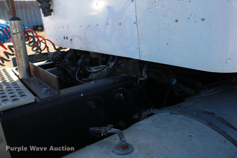 image for item DC3593 2007 Kenworth T600 semi truck