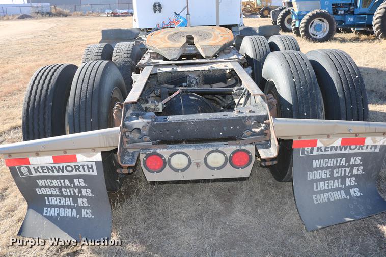 image for item DC3593 2007 Kenworth T600 semi truck