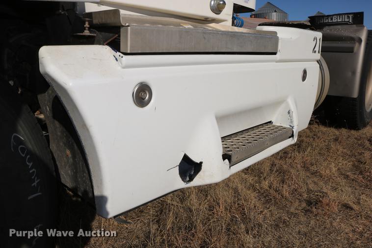 image for item DC3593 2007 Kenworth T600 semi truck