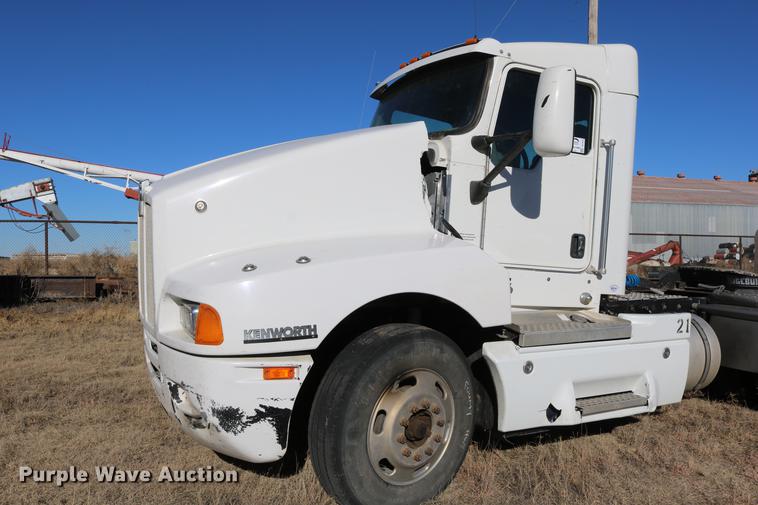 image for item DC3593 2007 Kenworth T600 semi truck