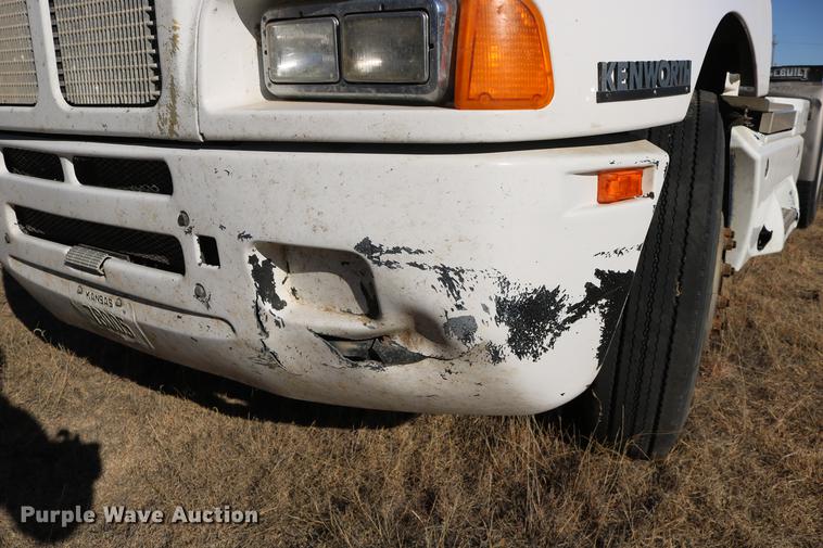 image for item DC3593 2007 Kenworth T600 semi truck