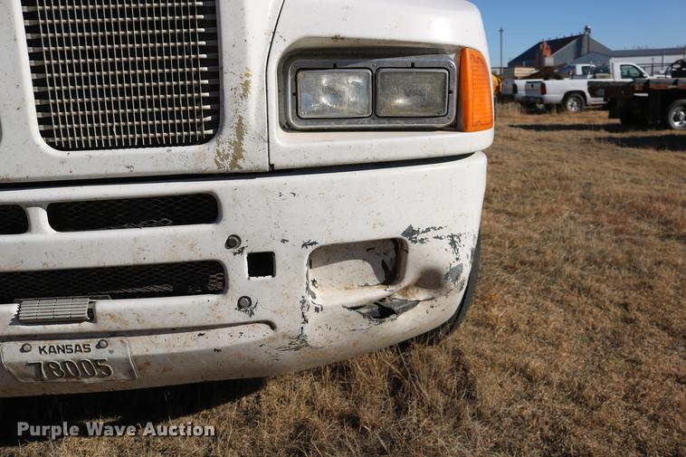 image for item DC3593 2007 Kenworth T600 semi truck