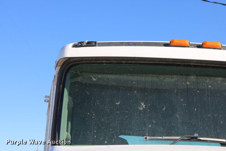 image for item DC3593 2007 Kenworth T600 semi truck