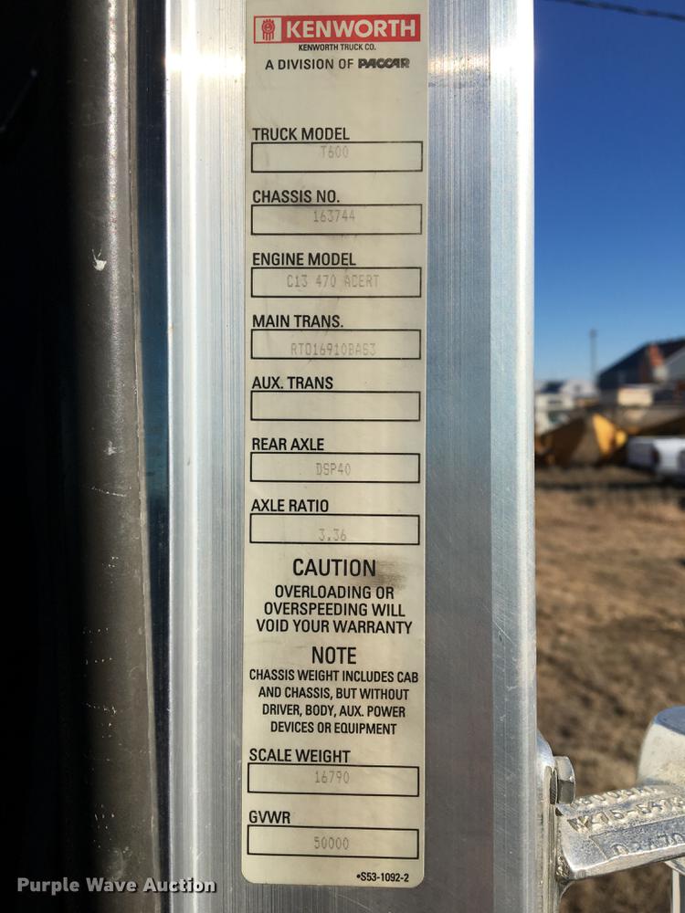 image for item DC3593 2007 Kenworth T600 semi truck