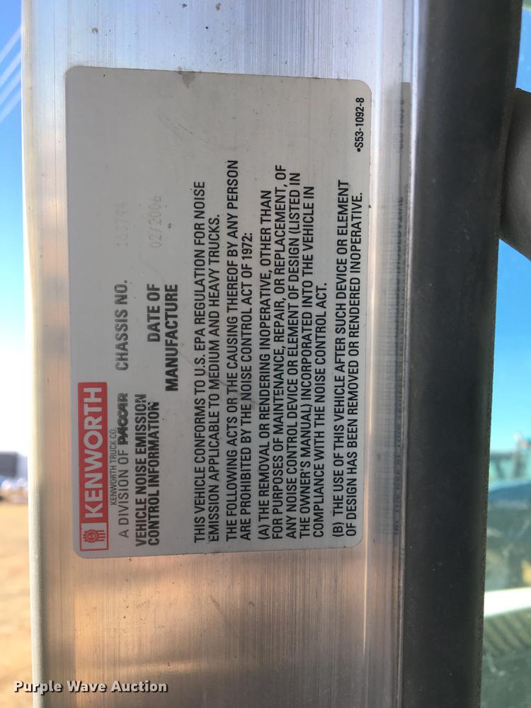 image for item DC3593 2007 Kenworth T600 semi truck