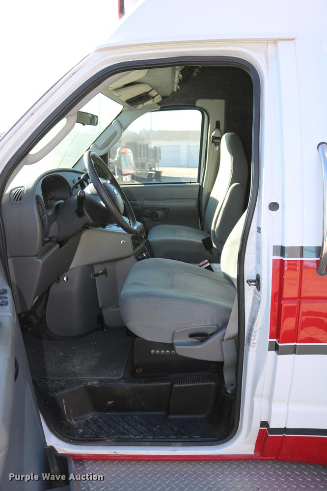 image for item DC3594 2006 Ford E450 ambulance