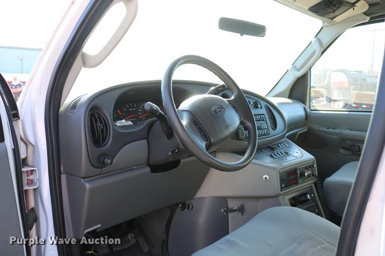 image for item DC3594 2006 Ford E450 ambulance