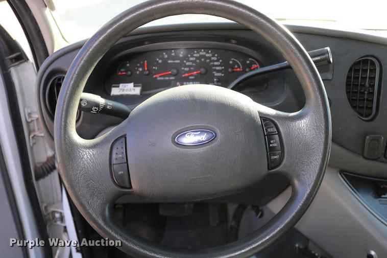 image for item DC3594 2006 Ford E450 ambulance