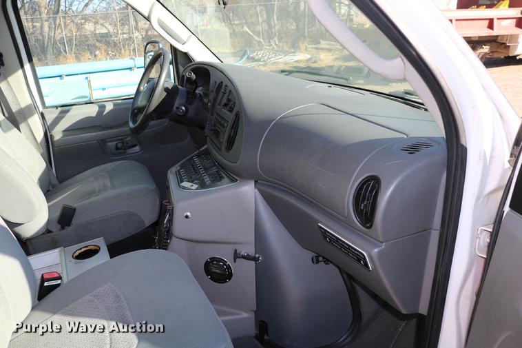 image for item DC3594 2006 Ford E450 ambulance