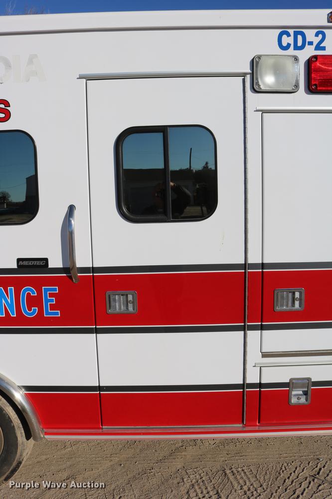 image for item DC3594 2006 Ford E450 ambulance