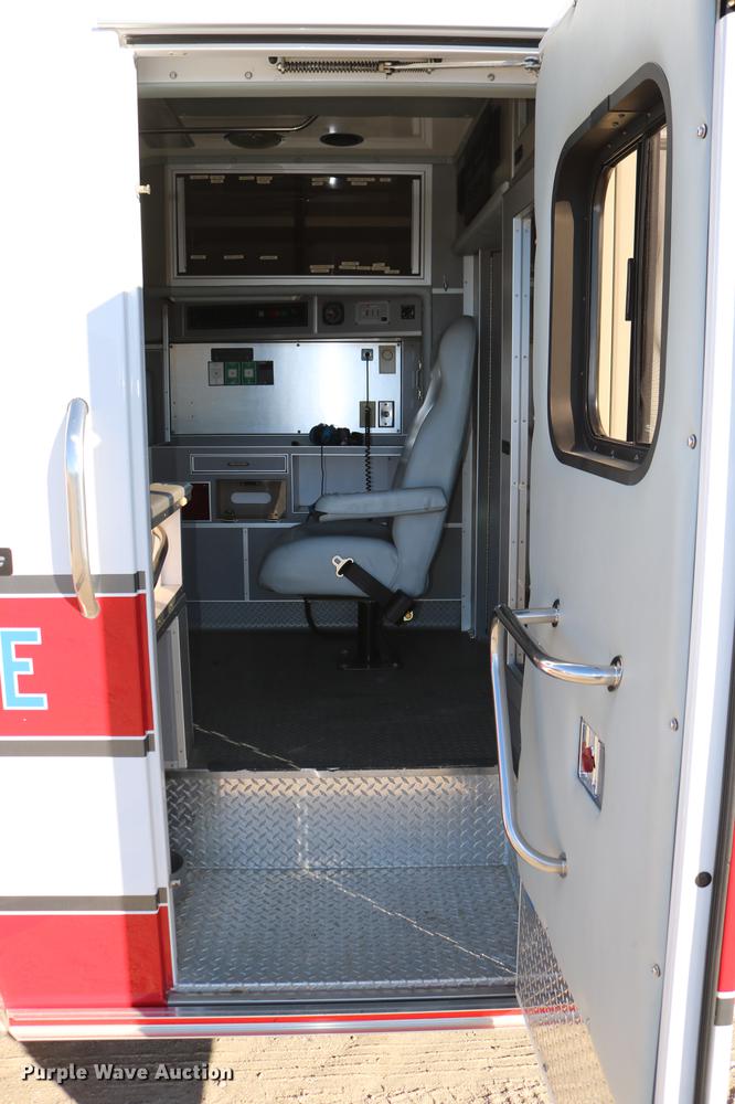 image for item DC3594 2006 Ford E450 ambulance