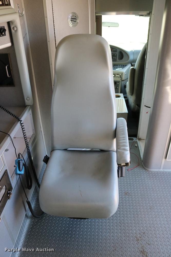 image for item DC3594 2006 Ford E450 ambulance
