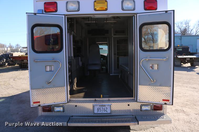 image for item DC3594 2006 Ford E450 ambulance