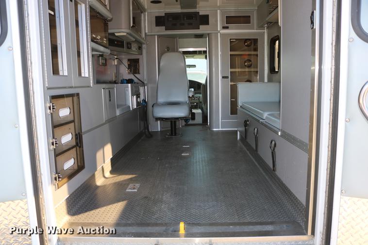 image for item DC3594 2006 Ford E450 ambulance