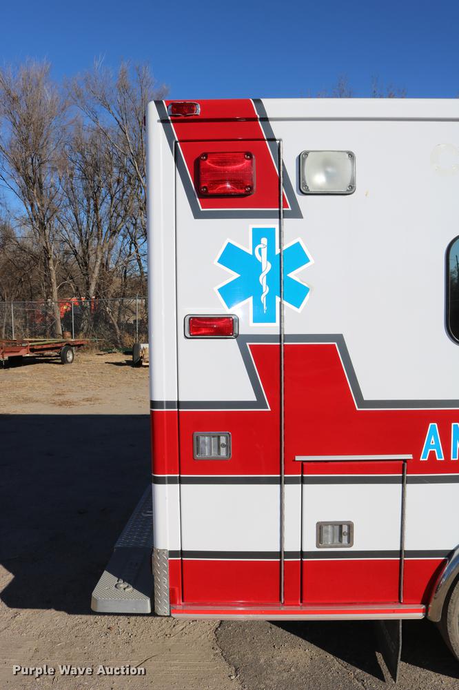 image for item DC3594 2006 Ford E450 ambulance