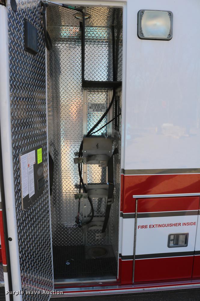 image for item DC3594 2006 Ford E450 ambulance
