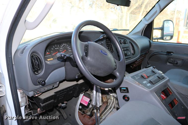 image for item DC3595 2008 Ford E450 ambulance